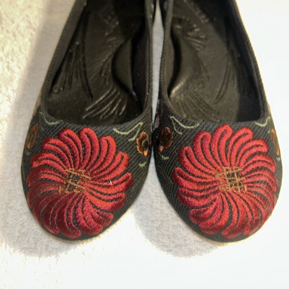 Born Women's Ballet Flat,Floral Embroidered Fabric-Leather,6 M,36.5 EU - Picture 6 of 16